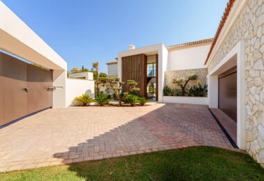 Villa Cina occupies a privileged position within The Hills, La Quinta