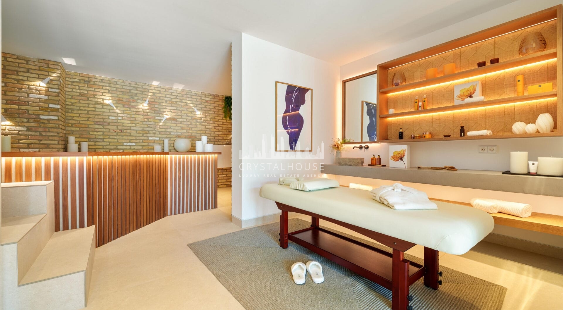 Villa Cina occupies a privileged position within The Hills, La Quinta
