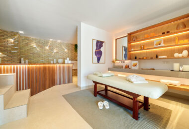 Villa Cina occupies a privileged position within The Hills, La Quinta