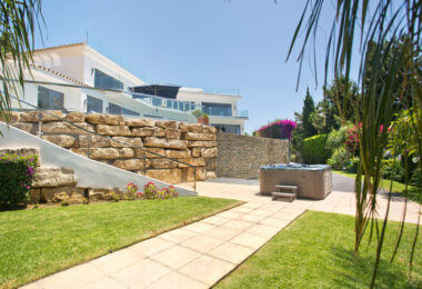 Modern 7-Bedroom Luxury Villa with Panoramic Sea Views in Hacienda Las Chapas