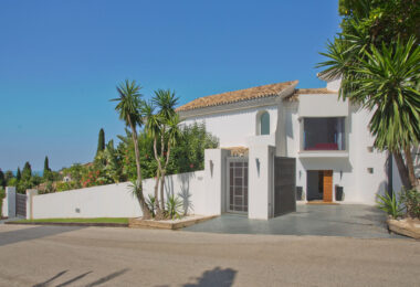 Modern 7-Bedroom Luxury Villa with Panoramic Sea Views in Hacienda Las Chapas