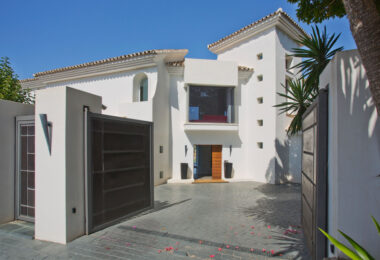 Modern 7-Bedroom Luxury Villa with Panoramic Sea Views in Hacienda Las Chapas