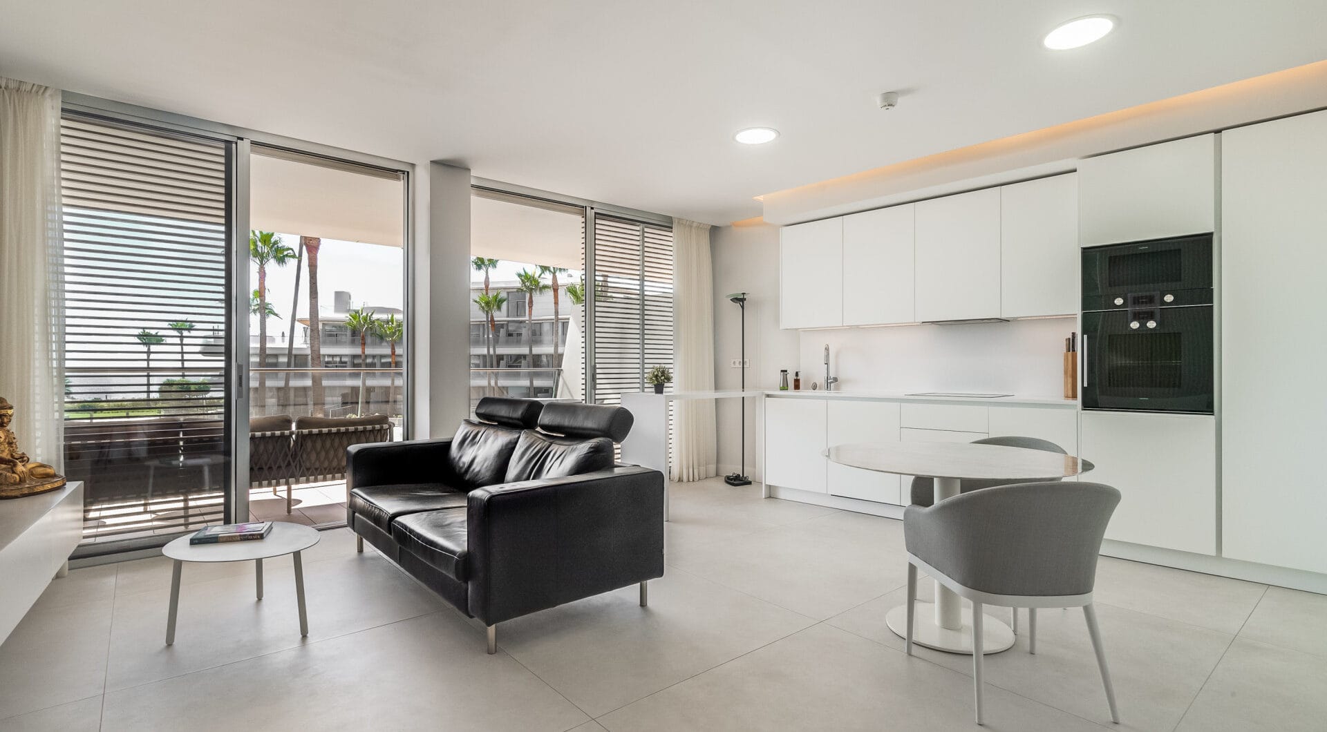 Frontline Beach Luxury Apartment with Panoramic Sea Views