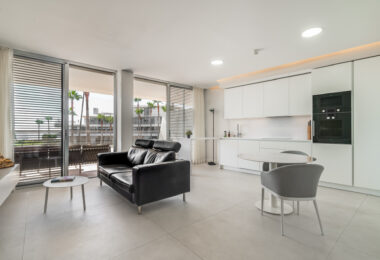 Frontline Beach Luxury Apartment with Panoramic Sea Views