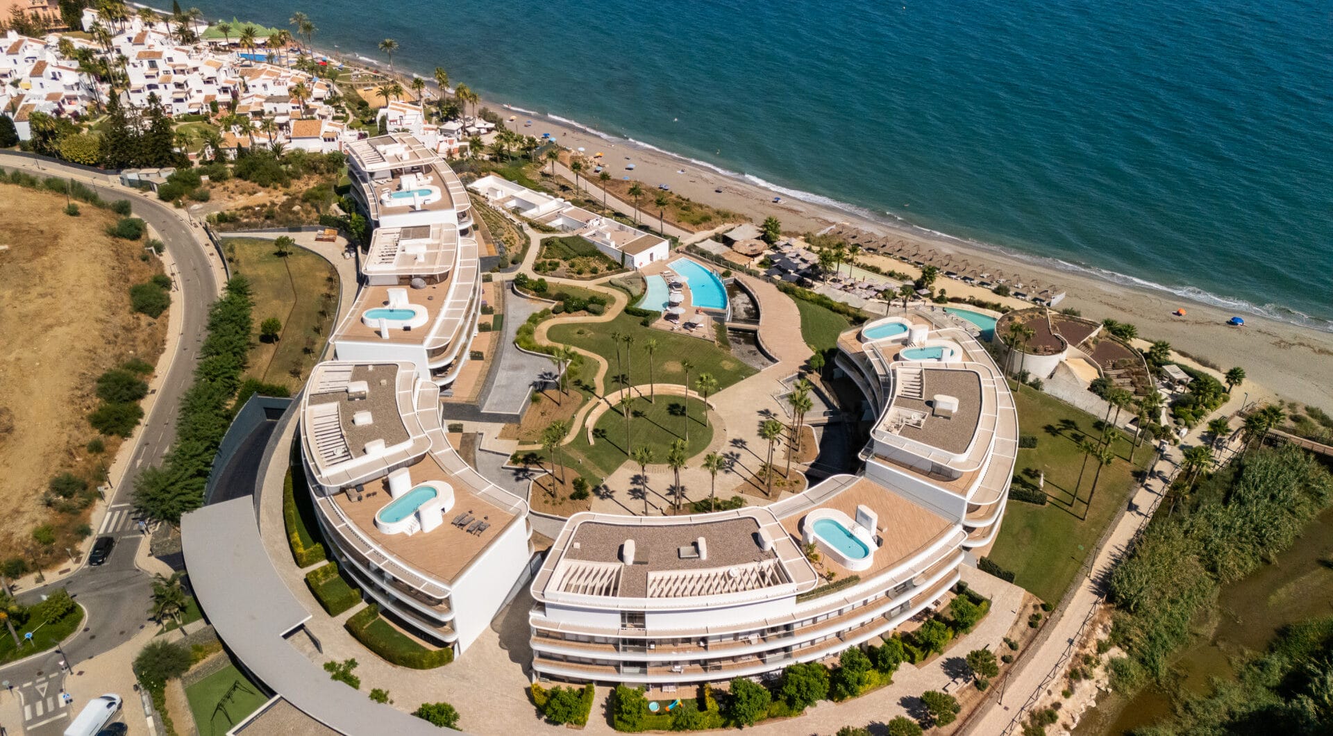 Frontline Beach Luxury Apartment with Panoramic Sea Views