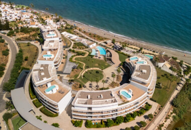 Frontline Beach Luxury Apartment with Panoramic Sea Views