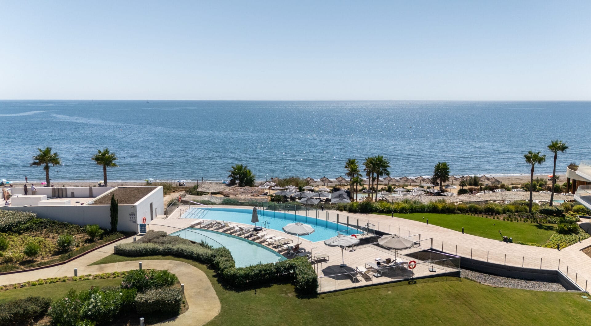 Frontline Beach Luxury Apartment with Panoramic Sea Views