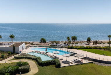 Frontline Beach Luxury Apartment with Panoramic Sea Views