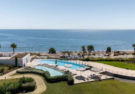 Frontline Beach Luxury Apartment with Panoramic Sea Views