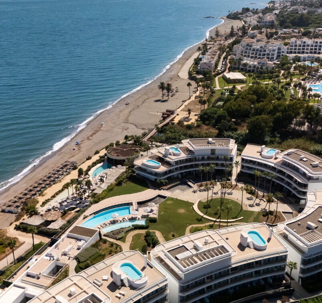 Frontline Beach Luxury Apartment with Panoramic Sea Views