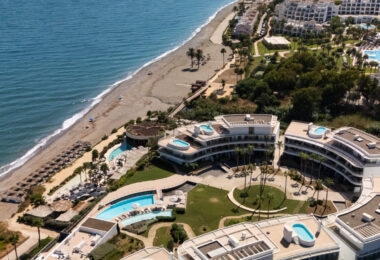 Frontline Beach Luxury Apartment with Panoramic Sea Views