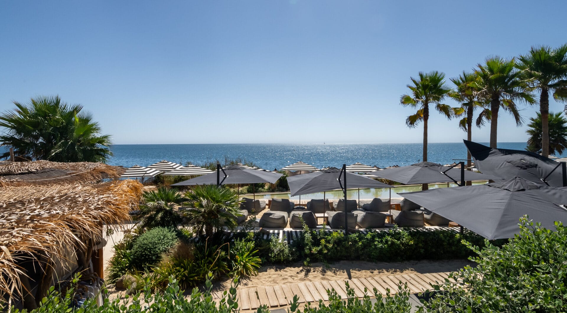 Frontline Beach Luxury Apartment with Panoramic Sea Views