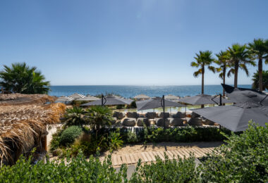 Frontline Beach Luxury Apartment with Panoramic Sea Views