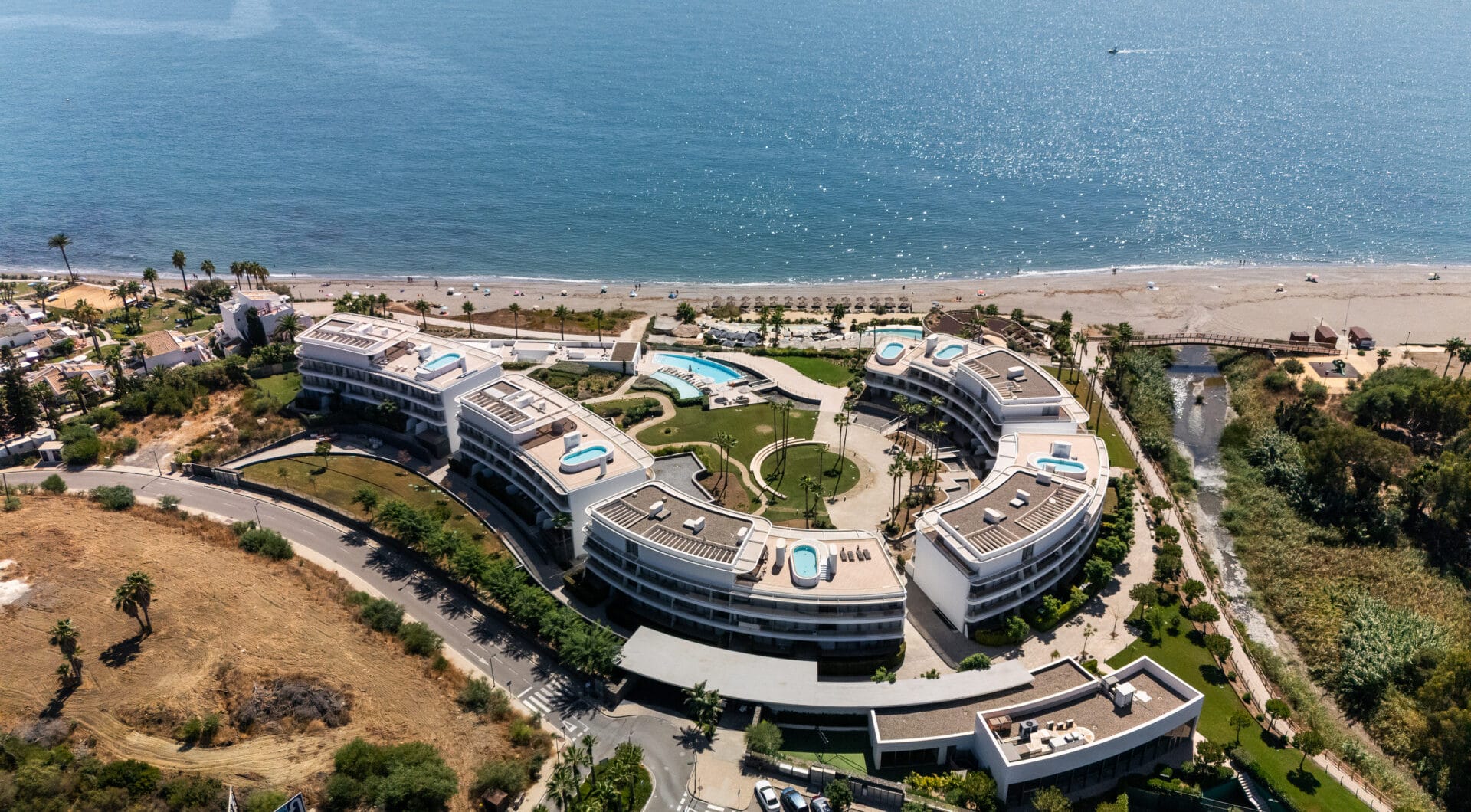 Frontline Beach Luxury Apartment with Panoramic Sea Views