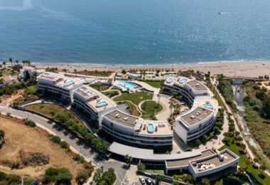 Frontline Beach Luxury Apartment with Panoramic Sea Views