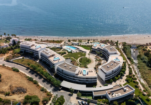 Frontline Beach Luxury Apartment with Panoramic Sea Views