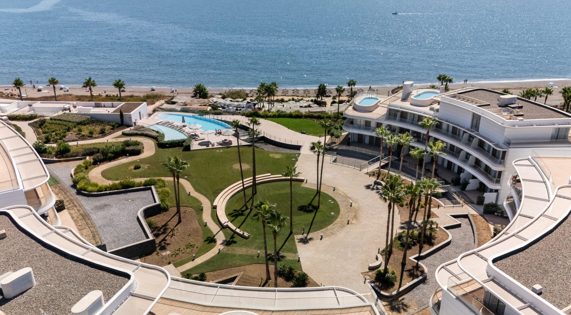 Frontline Beach Luxury Apartment with Panoramic Sea Views