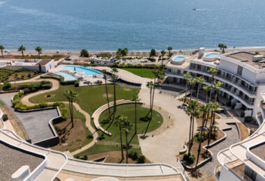 Frontline Beach Luxury Apartment with Panoramic Sea Views