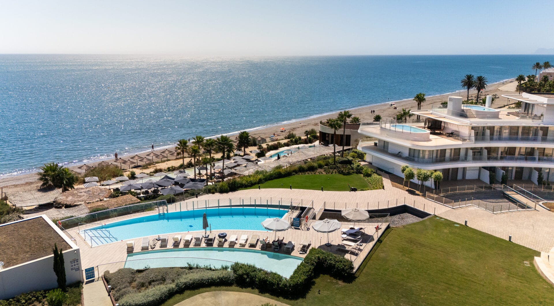 Frontline Beach Luxury Apartment with Panoramic Sea Views