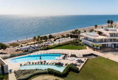 Frontline Beach Luxury Apartment with Panoramic Sea Views