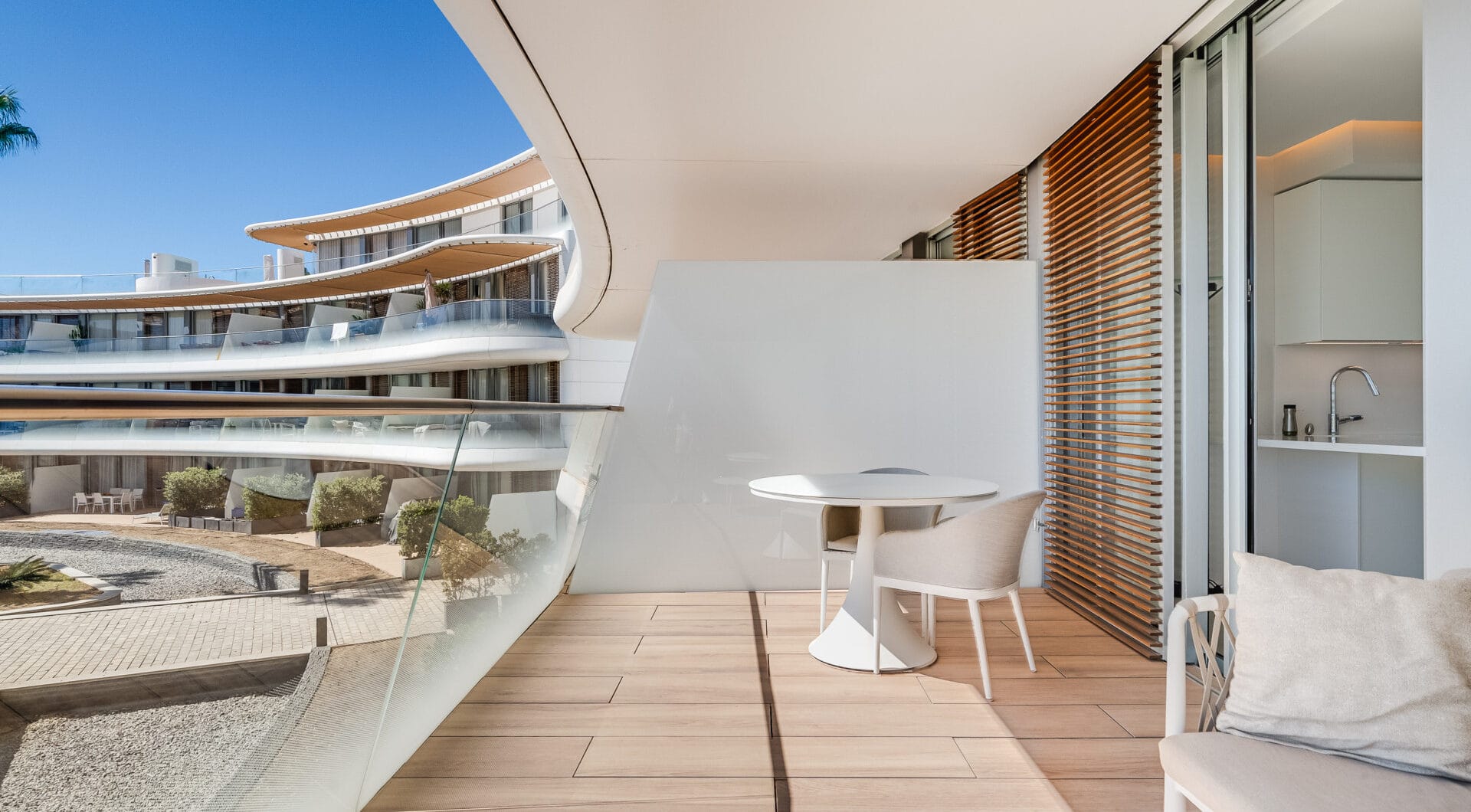 Frontline Beach Luxury Apartment with Panoramic Sea Views