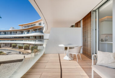 Frontline Beach Luxury Apartment with Panoramic Sea Views