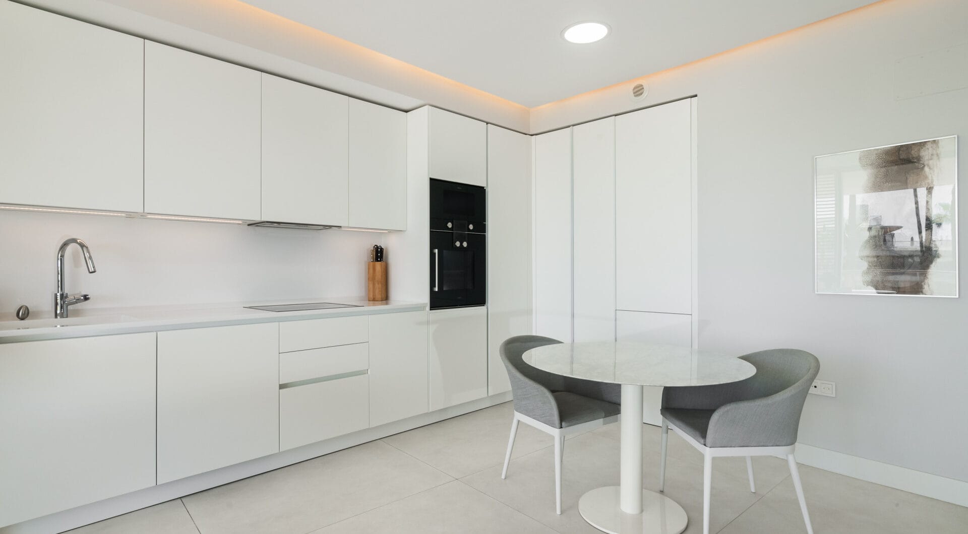 Frontline Beach Luxury Apartment with Panoramic Sea Views