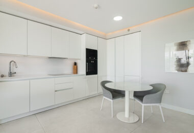 Frontline Beach Luxury Apartment with Panoramic Sea Views