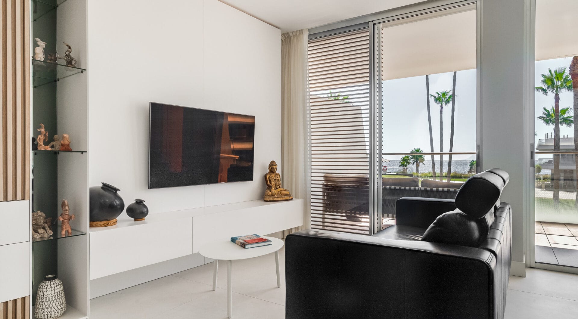 Frontline Beach Luxury Apartment with Panoramic Sea Views