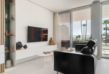 Frontline Beach Luxury Apartment with Panoramic Sea Views