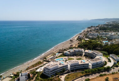 Frontline Beach Luxury Apartment with Panoramic Sea Views
