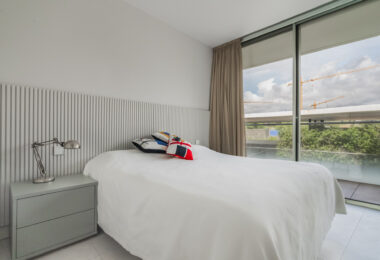 Frontline Beach Luxury Apartment with Panoramic Sea Views
