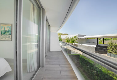 Frontline Beach Luxury Apartment with Panoramic Sea Views