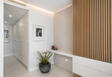 Frontline Beach Luxury Apartment with Panoramic Sea Views