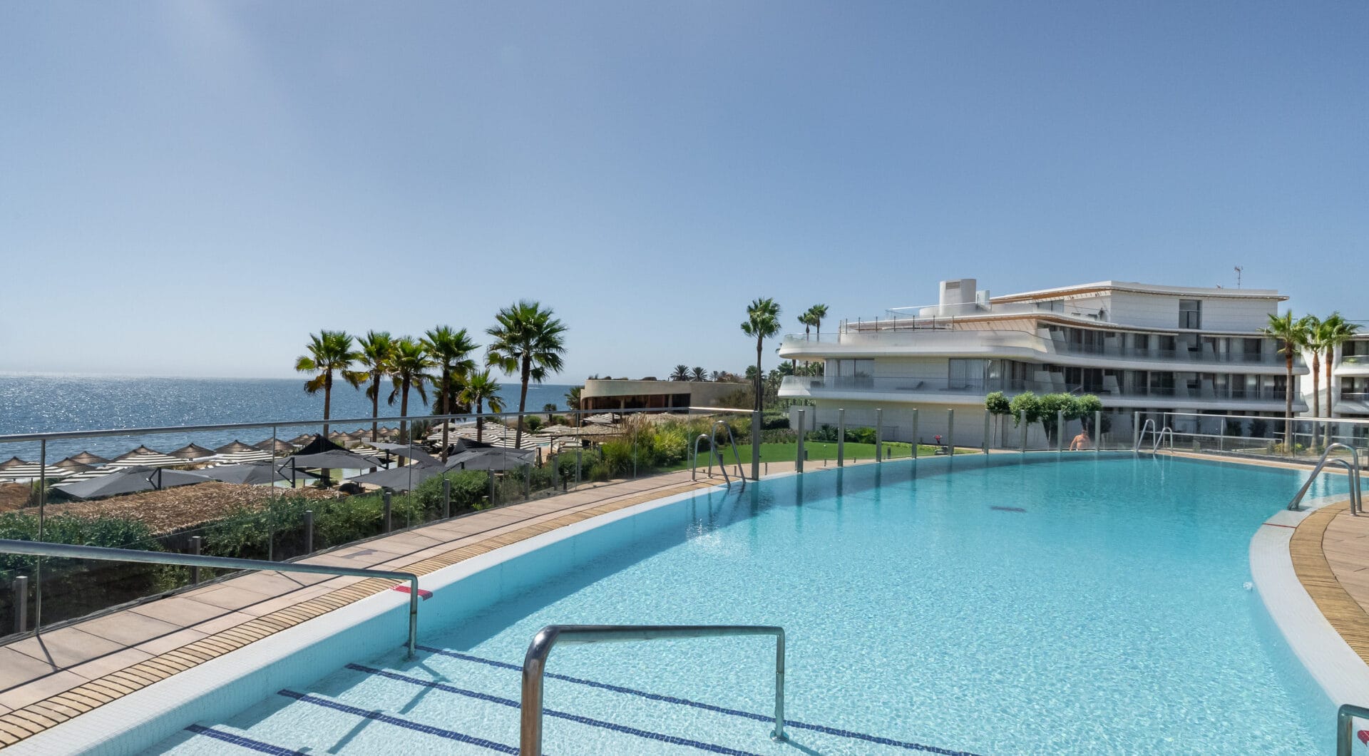 Frontline Beach Luxury Apartment with Panoramic Sea Views