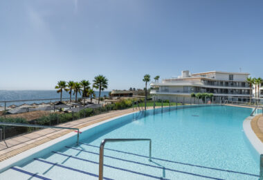 Frontline Beach Luxury Apartment with Panoramic Sea Views