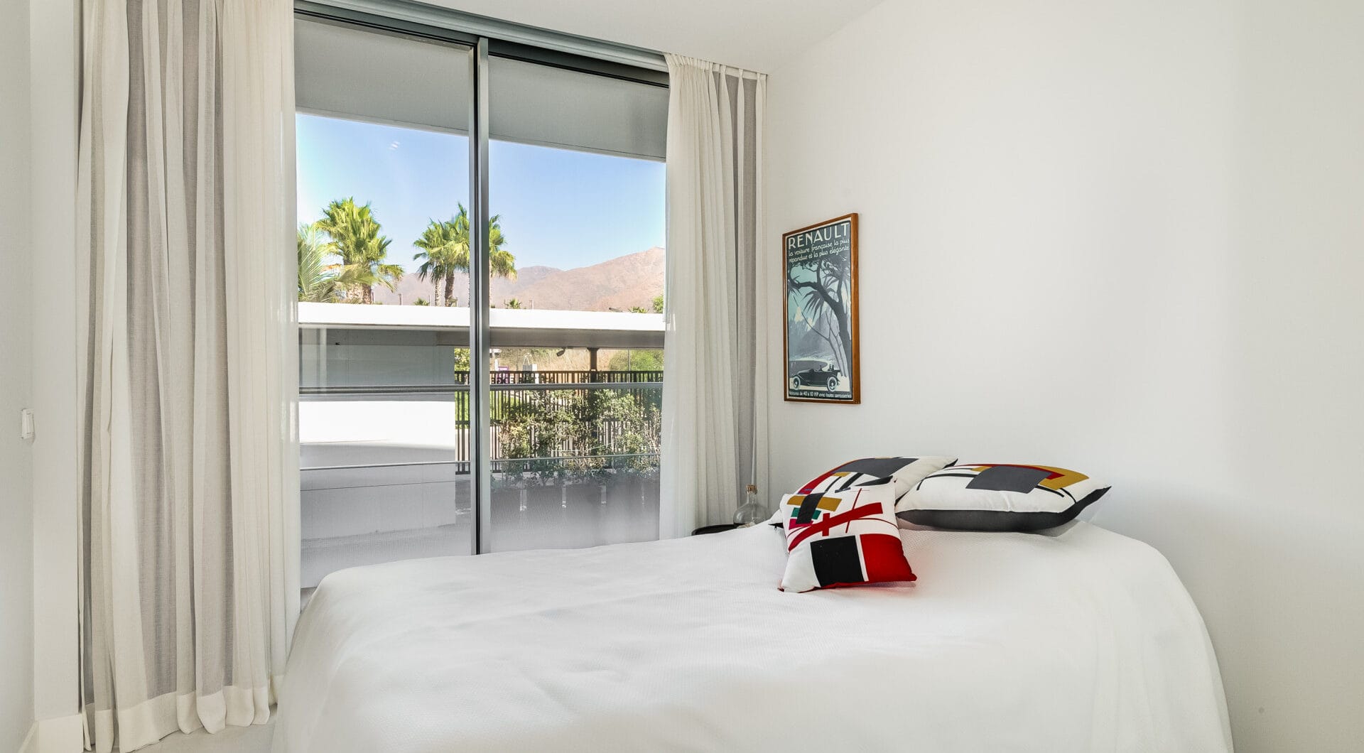 Frontline Beach Luxury Apartment with Panoramic Sea Views
