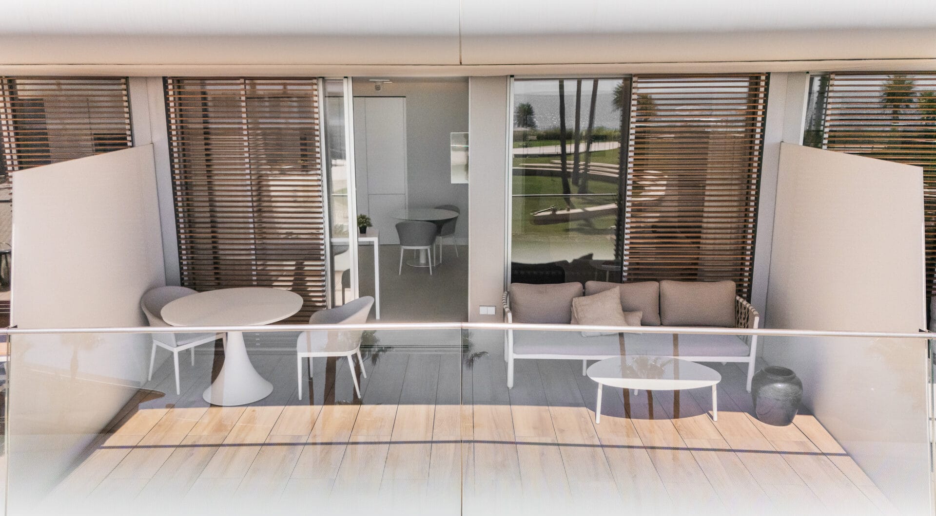 Frontline Beach Luxury Apartment with Panoramic Sea Views