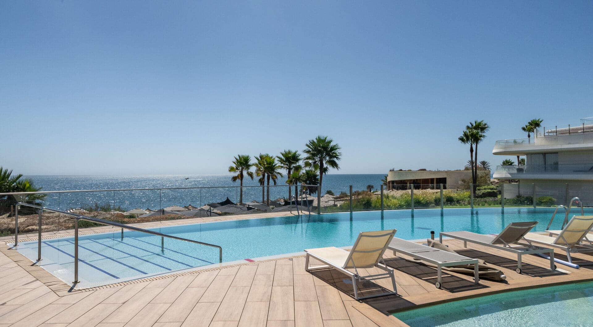 Frontline Beach Luxury Apartment with Panoramic Sea Views