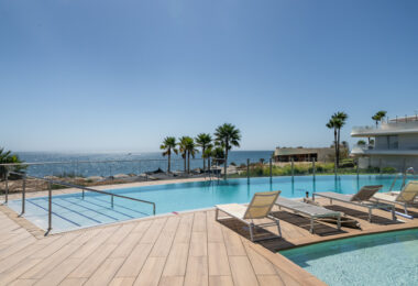 Frontline Beach Luxury Apartment with Panoramic Sea Views