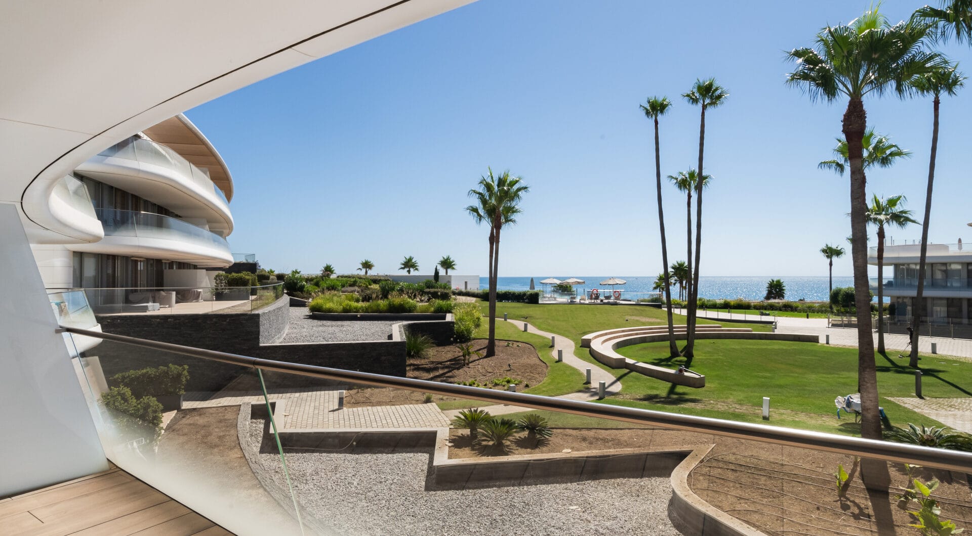Frontline Beach Luxury Apartment with Panoramic Sea Views