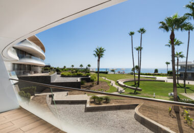 Frontline Beach Luxury Apartment with Panoramic Sea Views