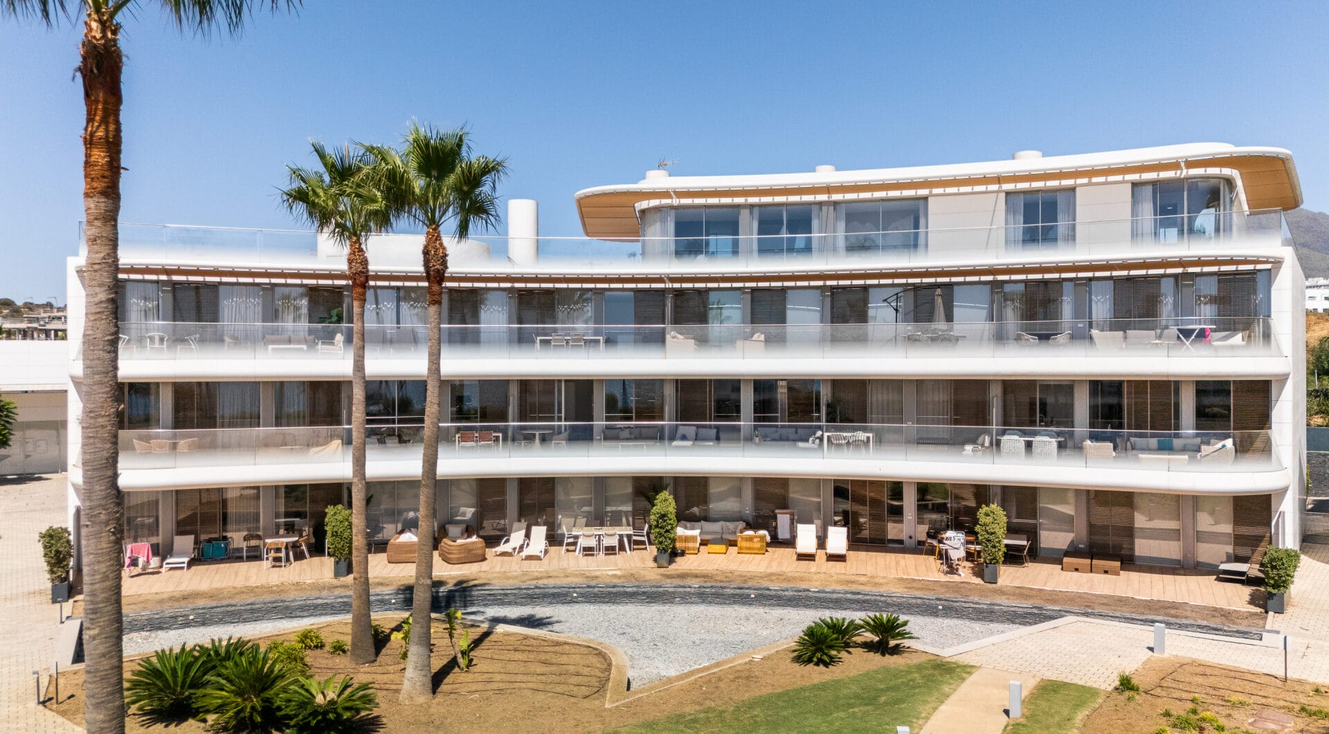 Frontline Beach Luxury Apartment with Panoramic Sea Views