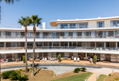 Frontline Beach Luxury Apartment with Panoramic Sea Views