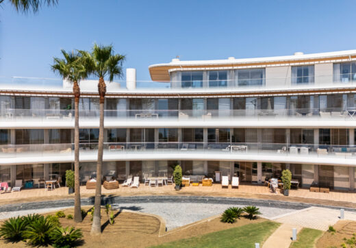 Frontline Beach Luxury Apartment with Panoramic Sea Views