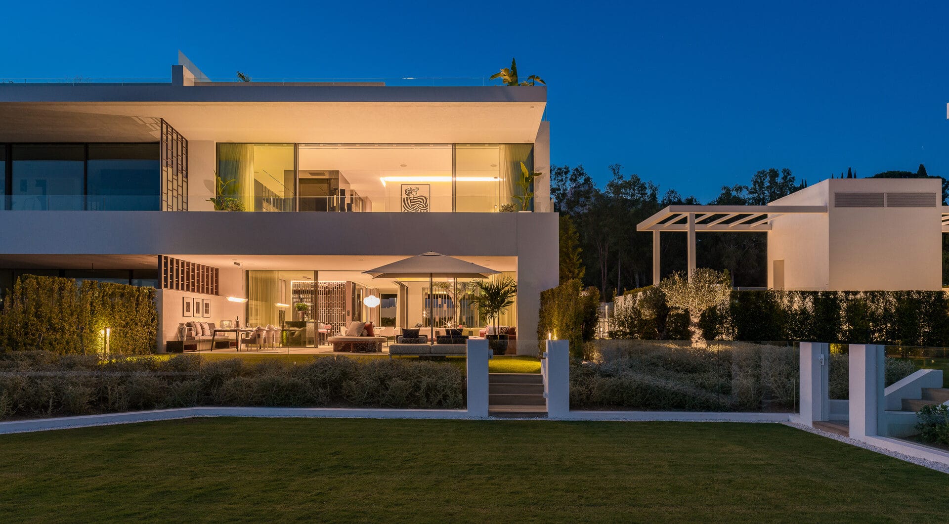 Contemporary 4-Bedroom Villa with Rooftop Cinema &amp; Sea Views