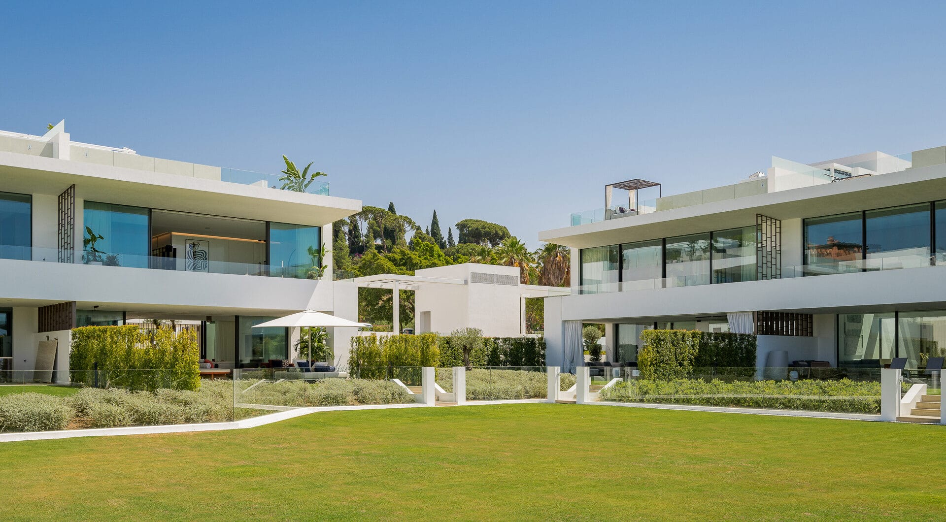 Contemporary 4-Bedroom Villa with Rooftop Cinema &amp; Sea Views