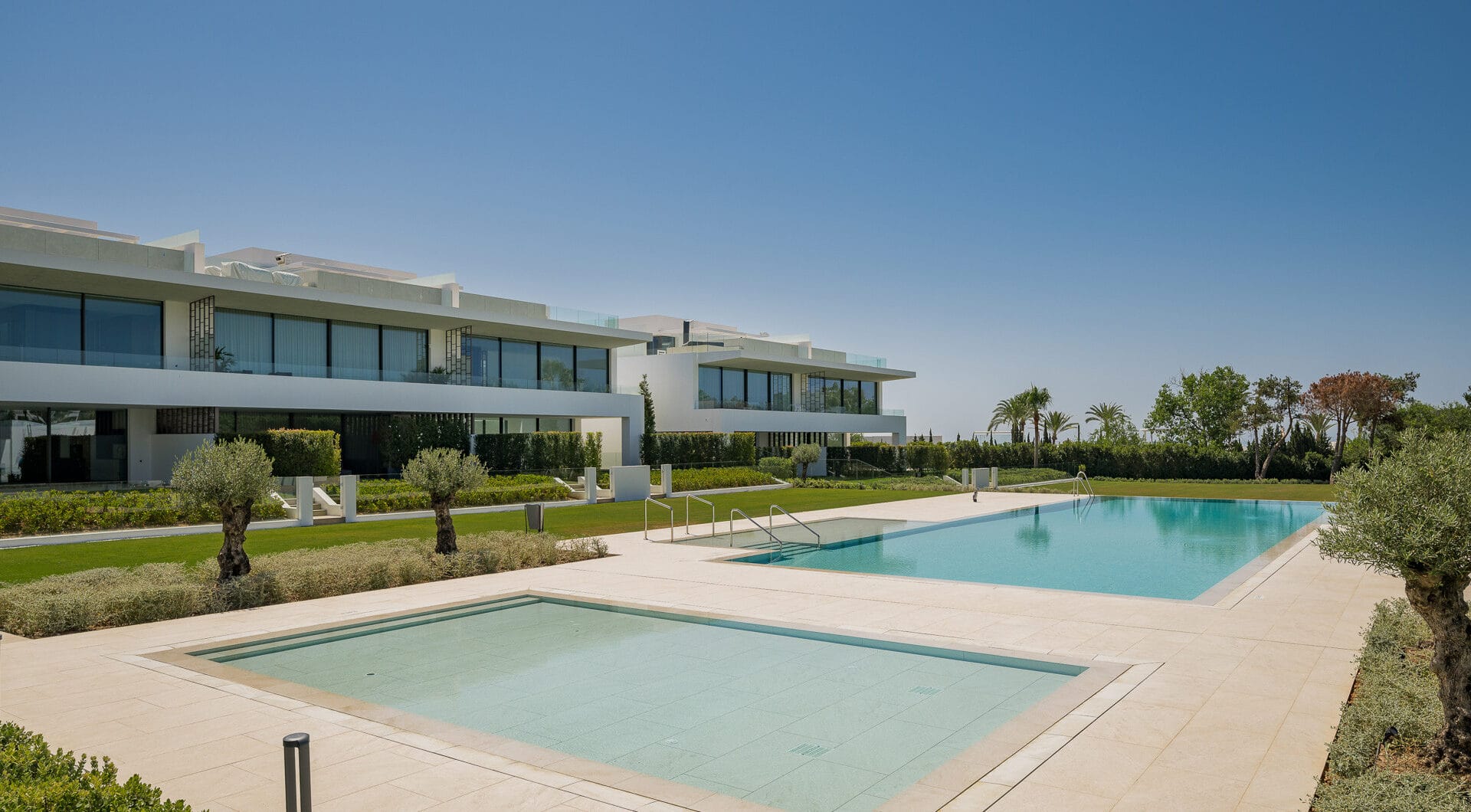 Contemporary 4-Bedroom Villa with Rooftop Cinema &amp; Sea Views