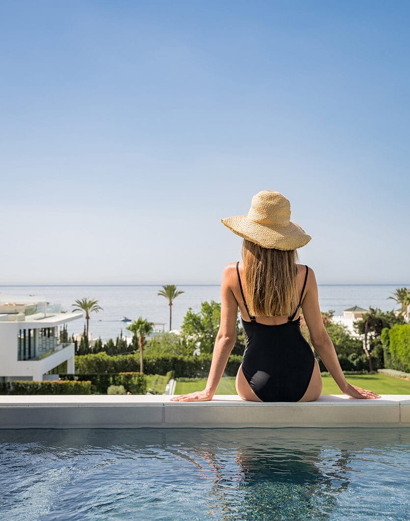 Contemporary 4-Bedroom Villa with Rooftop Cinema &amp; Sea Views
