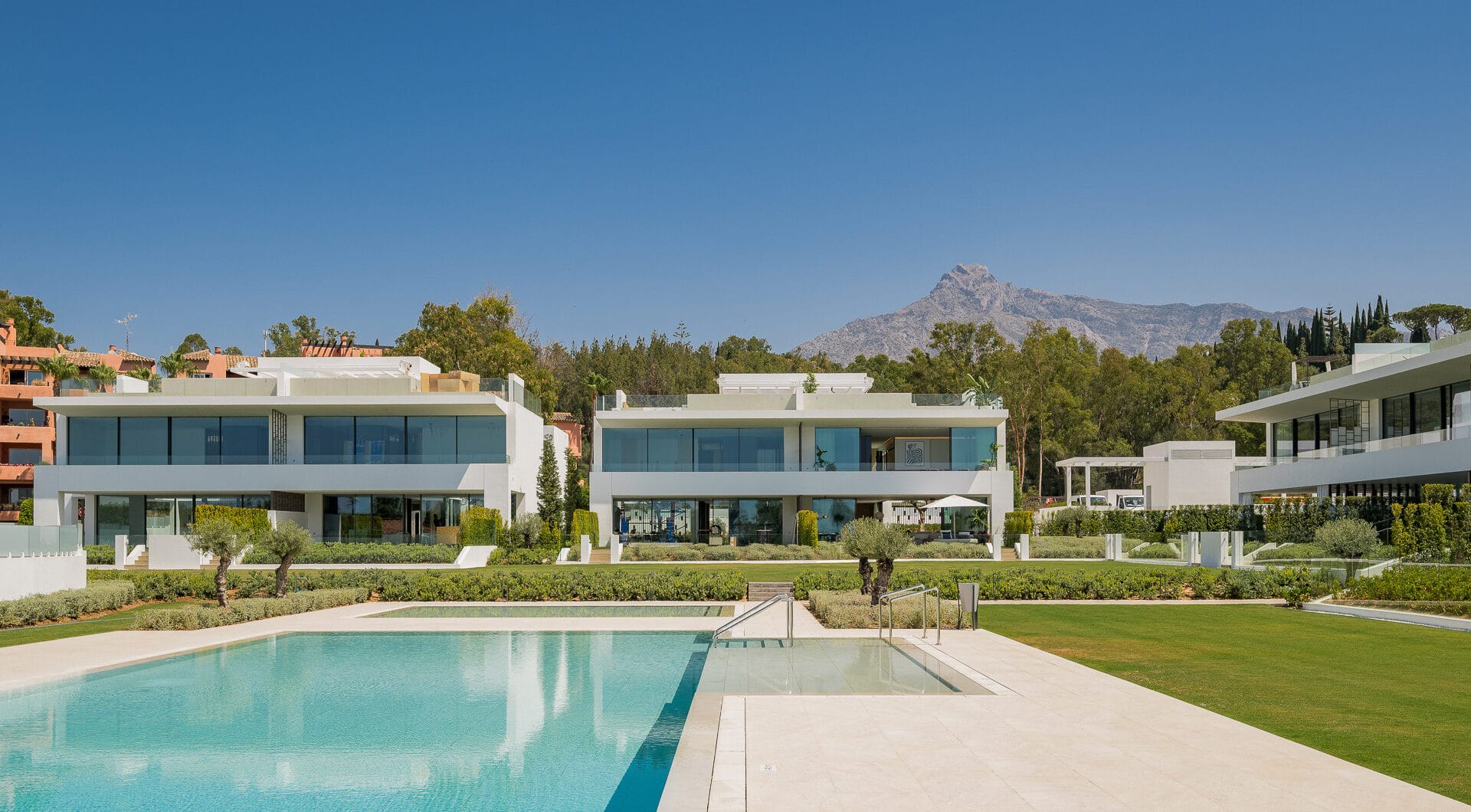 Contemporary 4-Bedroom Villa with Rooftop Cinema &amp; Sea Views
